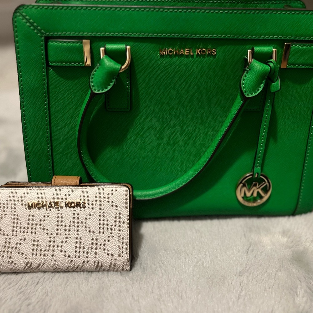 Green Michael Kors bag with Wallet
